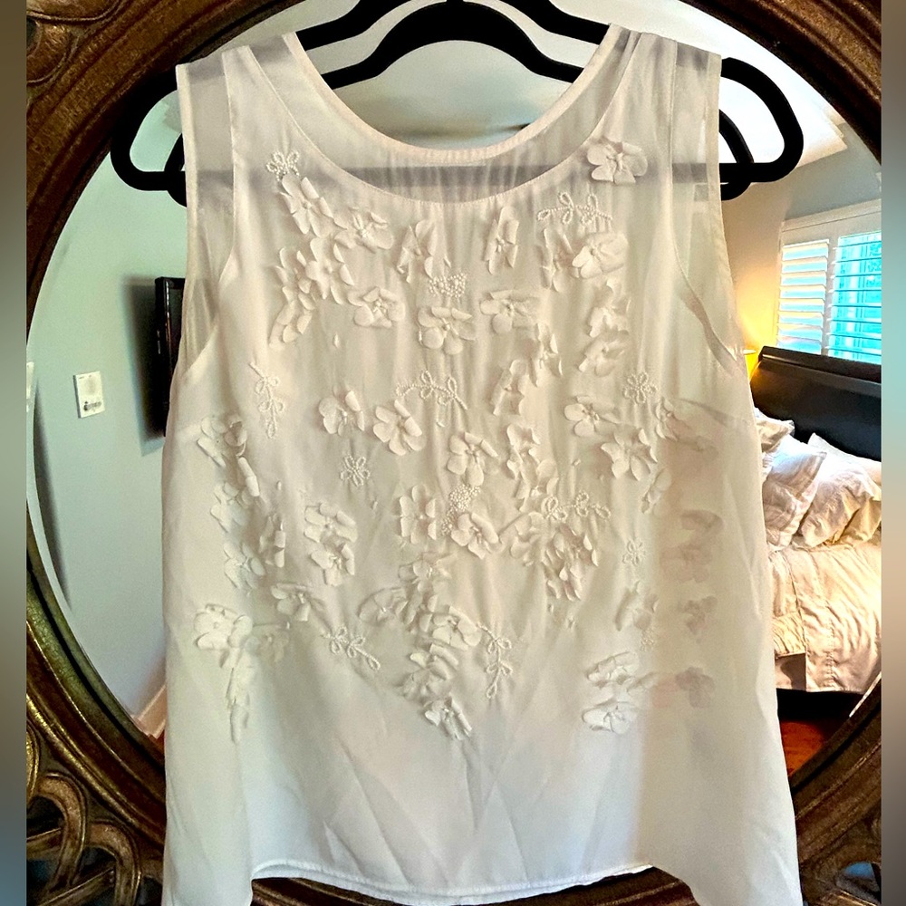 Chelsea28 white beaded floral appliqué shell
